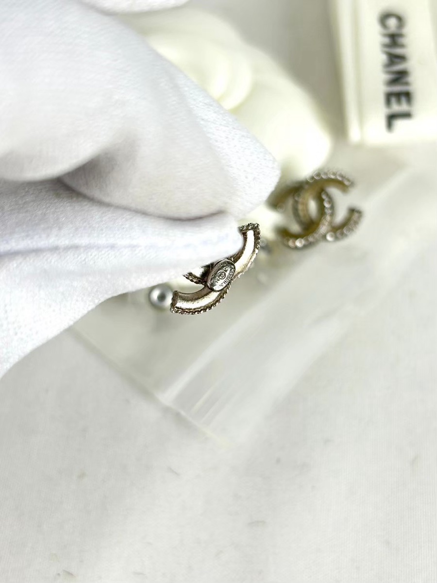 オリバーガル　CHANEL Chanel Earrings In Metal Strass With Gold Crystal