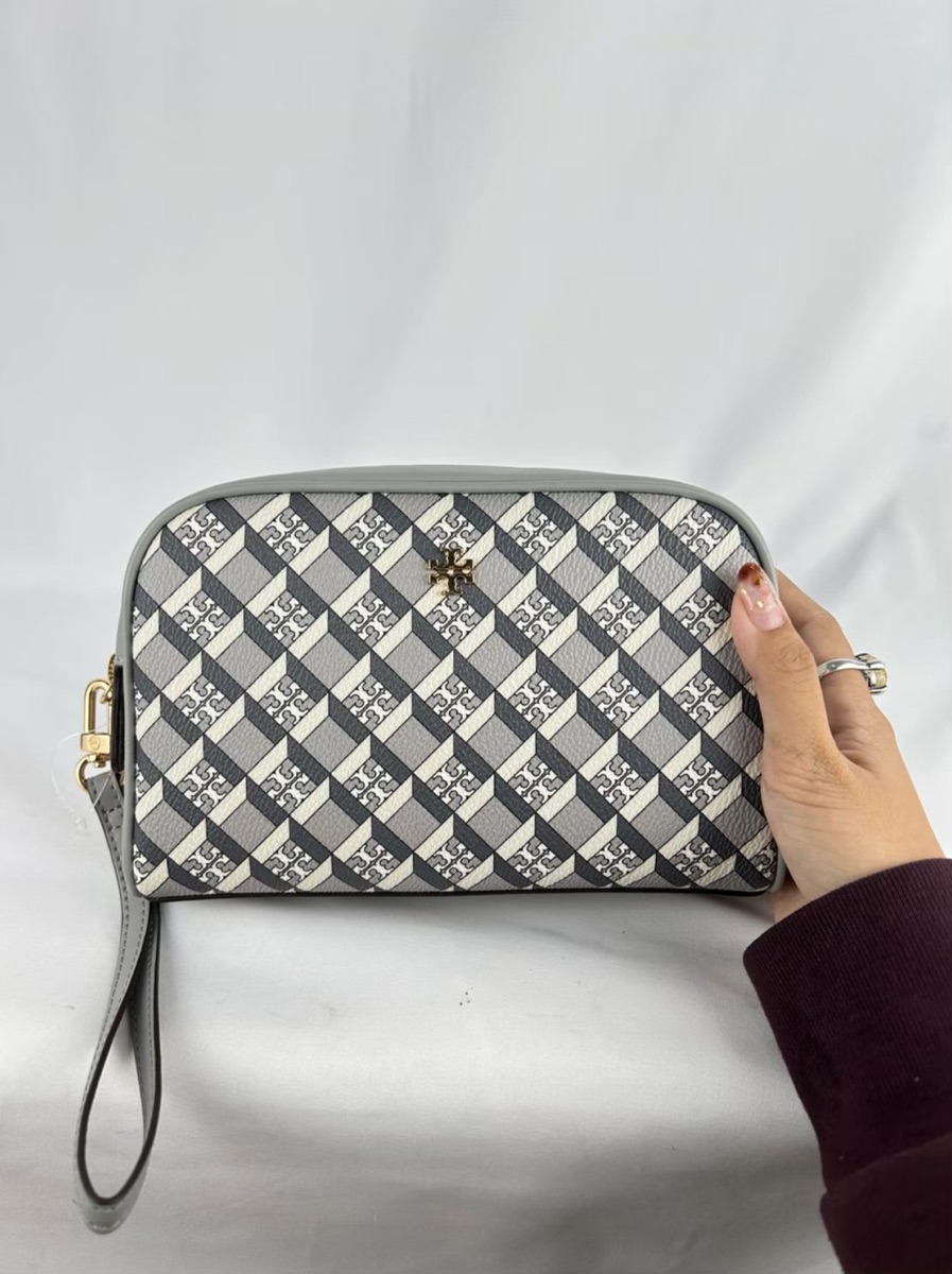 バッグ Tory Burch GeoLogo Essential Pouch Tory Burch GeoLogo Essential Pouch - メルカリ