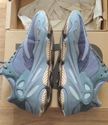 Yeezy hot sale 700 creasing