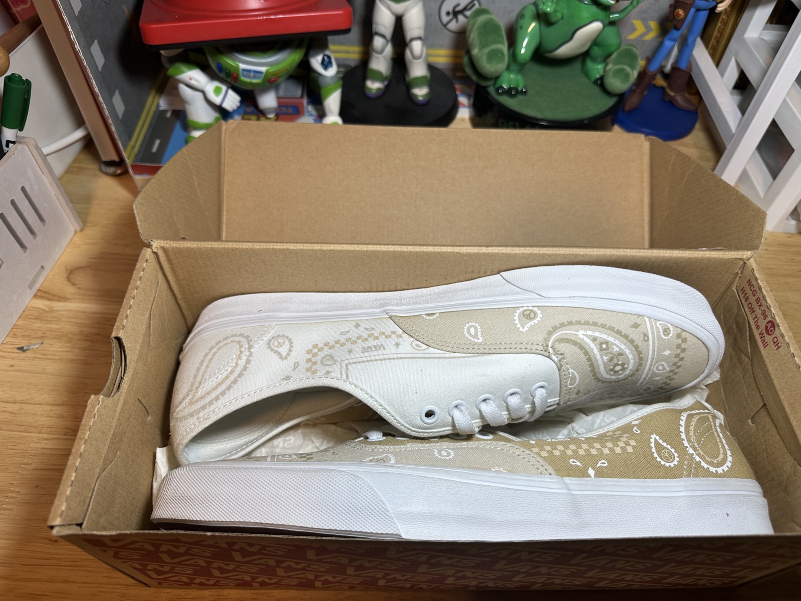 靴 VANS AUTHENTIC PAISLEY PEACE TRUE WHITE セール】VANS/ヴァンズ AUTHENTIC Peace Paisley