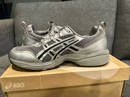 スニーカー Asics x Freja Wewer Gel-1090 V2 Clay Grey Pure Silver FREJA WEWER X GEL-1090v2 | Unisex | Clay Grey/Pure Silver
