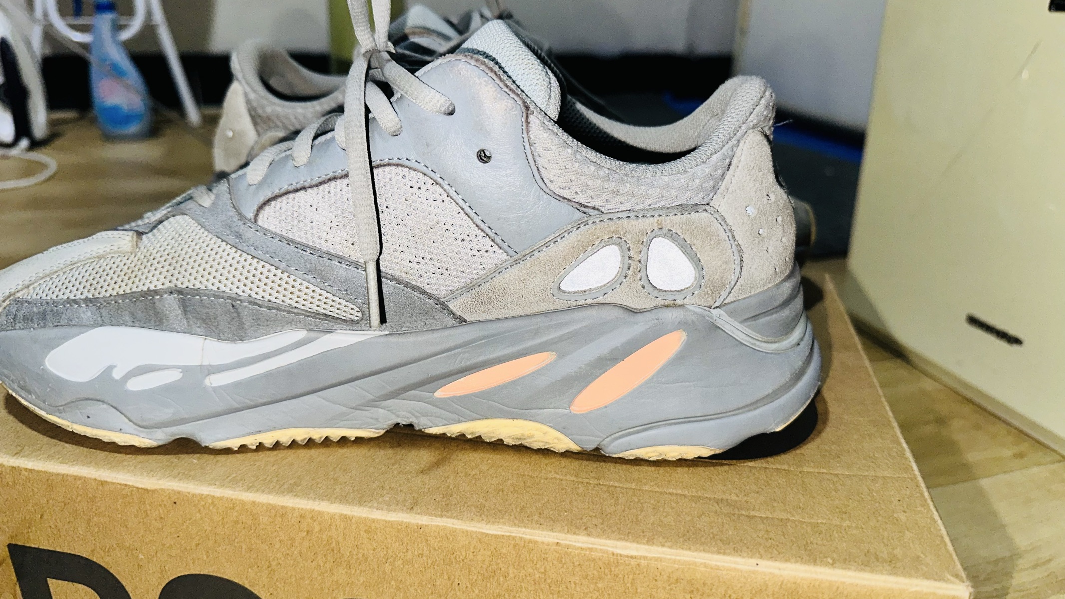 yeezy 700 inertia precio