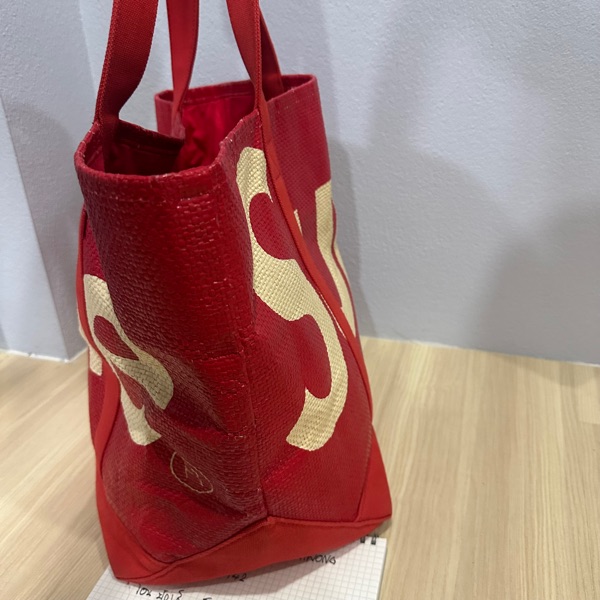 ช้อป Supreme Raffia Tote Redของแท้ที่ SASOM