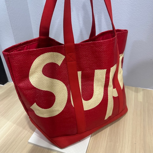 ช้อป Supreme Raffia Tote Redของแท้ที่ SASOM