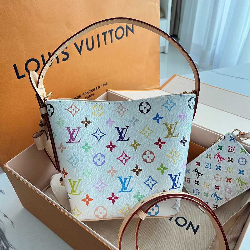 ＊個性的＊アレンジ自在＊【Louis Vuitton】チャーム・LV ダイス LOUIS VUITTONのバッグチャーム