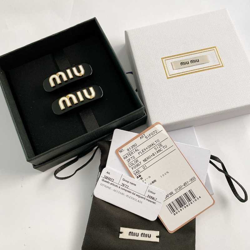 ★送料・関税込★MIU MIU★5IF072 2F72 F0967 LOGO HAIRPIN★ Miu Miu Plexiglas And Metal Hair Clips With Enameled Logo