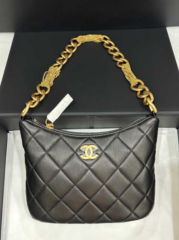 CHANEL Hobo Handbag (AS4220 B13081)