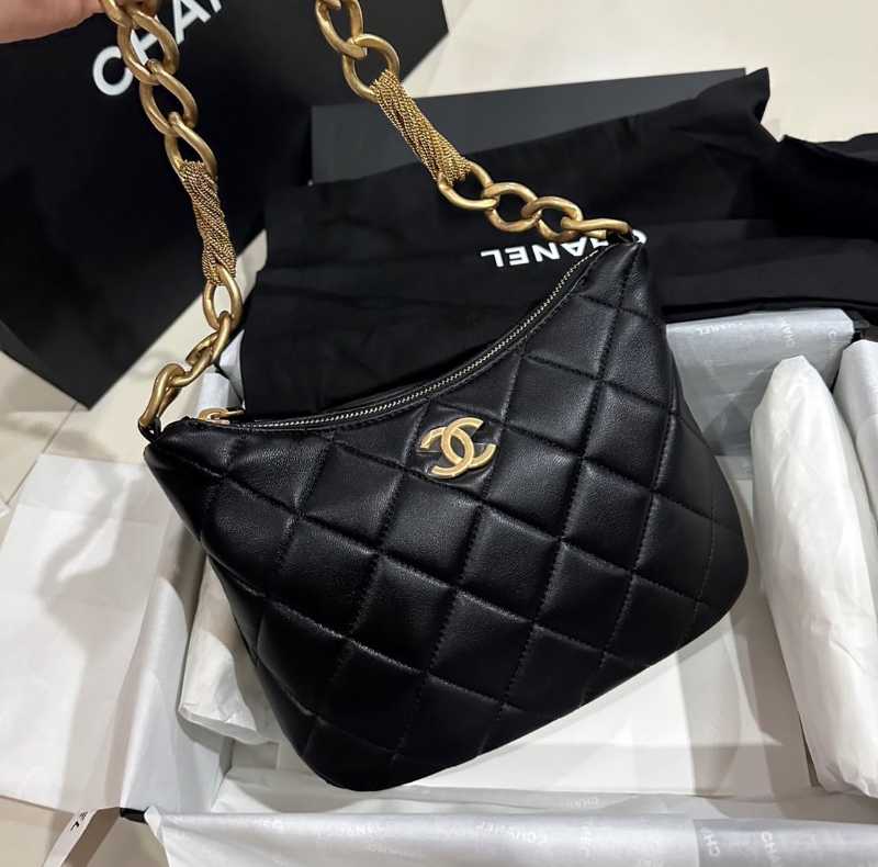 CHANEL Hobo Handbag (AS4220 B13081)