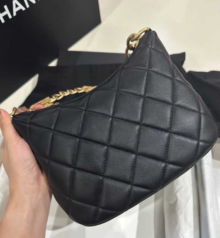 CHANEL Hobo Handbag (AS4220 B13081)