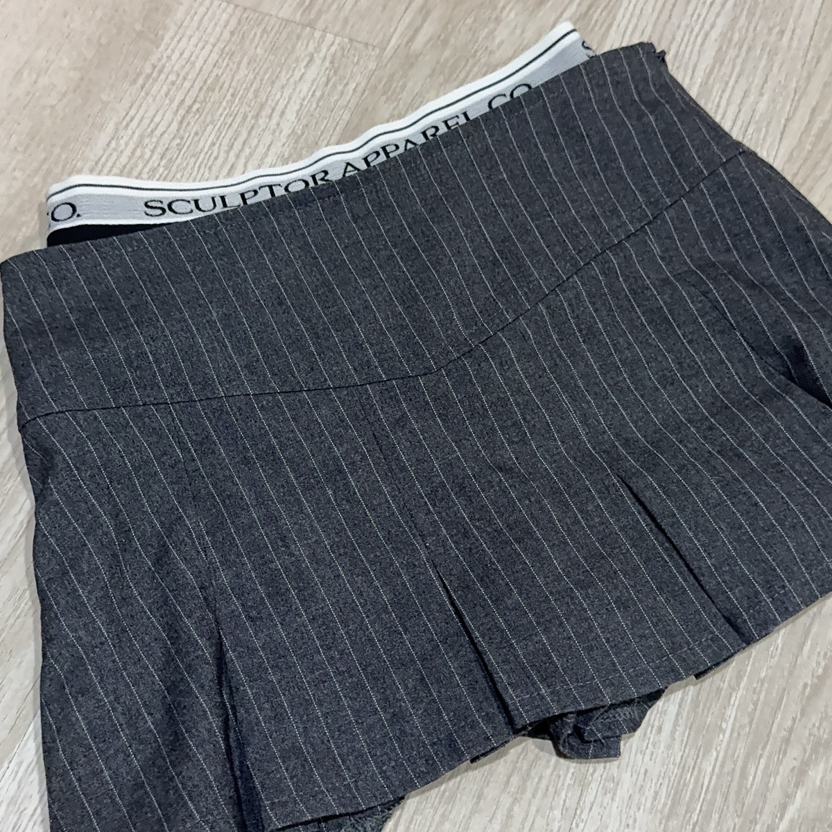 Sculptor Peekaboo Lowrise Micro Skirt GY Gray With Stripe