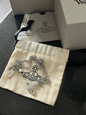 ★Vivienne Westwood★ [Vivienne Westwood] Grace Bath Relief Vivienne Westwood Grace Bas Relief Pendant In White Crystal