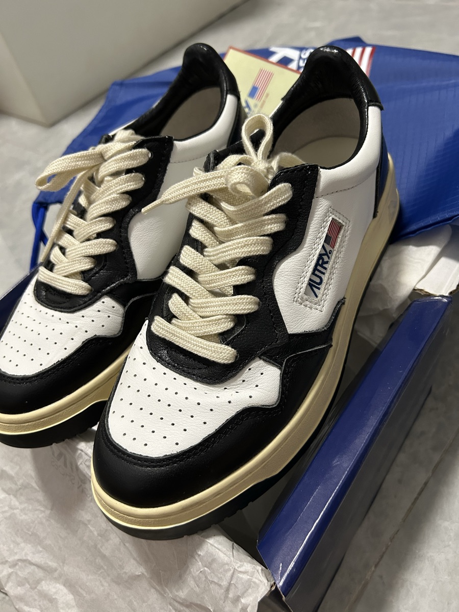 Autry Medalist Low Leather Sneakers Black White