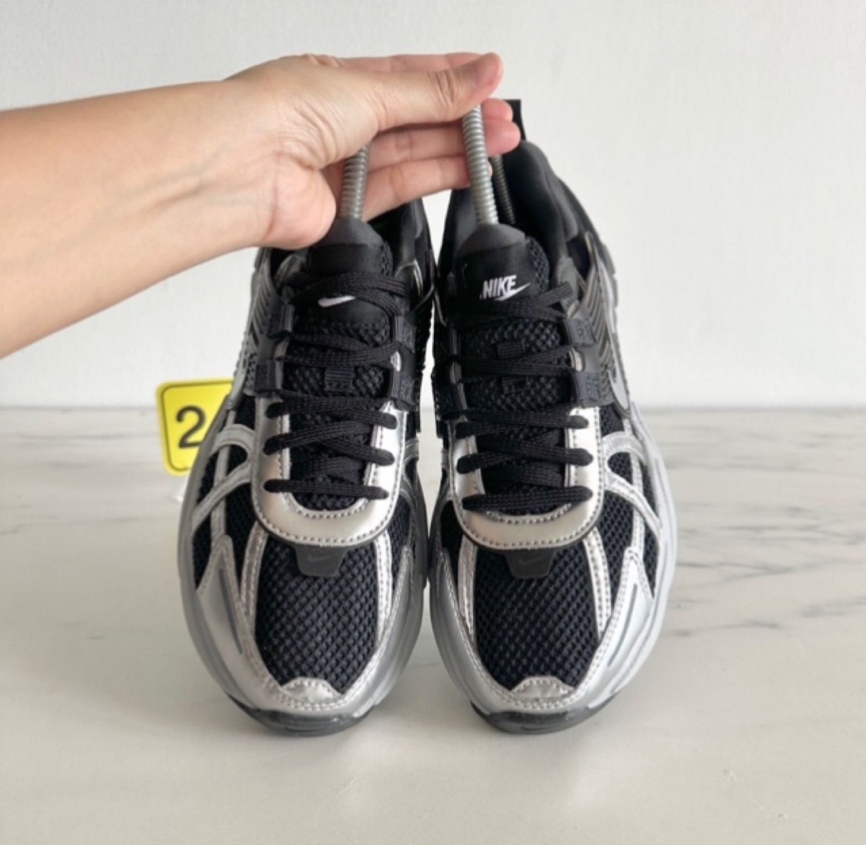 靴 NIKE V2K RUN BLACK/LLIC SILVER 23cm WMNS) Nike V2K Run 'Black Metallic Silver' FD0736-005