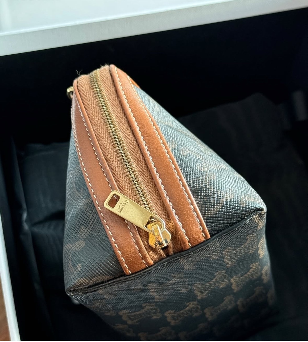 VIP価格★CELINE HOMME★Triomphe canvas Cavasミディアムバッグ TRIOMPHE CANVAS - WOMEN HANDBAGS | CELINE
