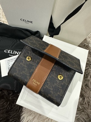 送料込【CELINE】SMALL TRIFOLD WALLET IN TRIOMPHE CANVAS Celine Small Trifold Wallet in Triomphe Canvas