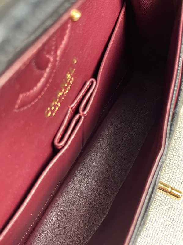 SASOM  กระเป๋า Chanel Small Classic Handbag 9 In Grained Calfskin