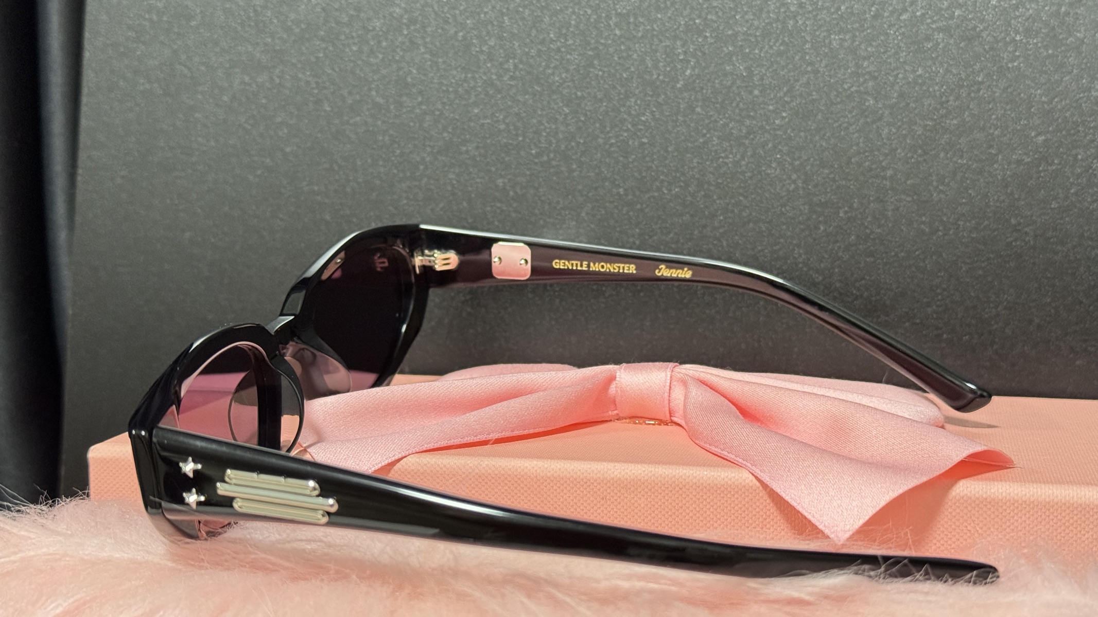 小物 GENTLE MONSTER Jennie - Fish Tail 01 Gentle Monster x Jennie Jentle Salon Fish Tail 01 Black Gray