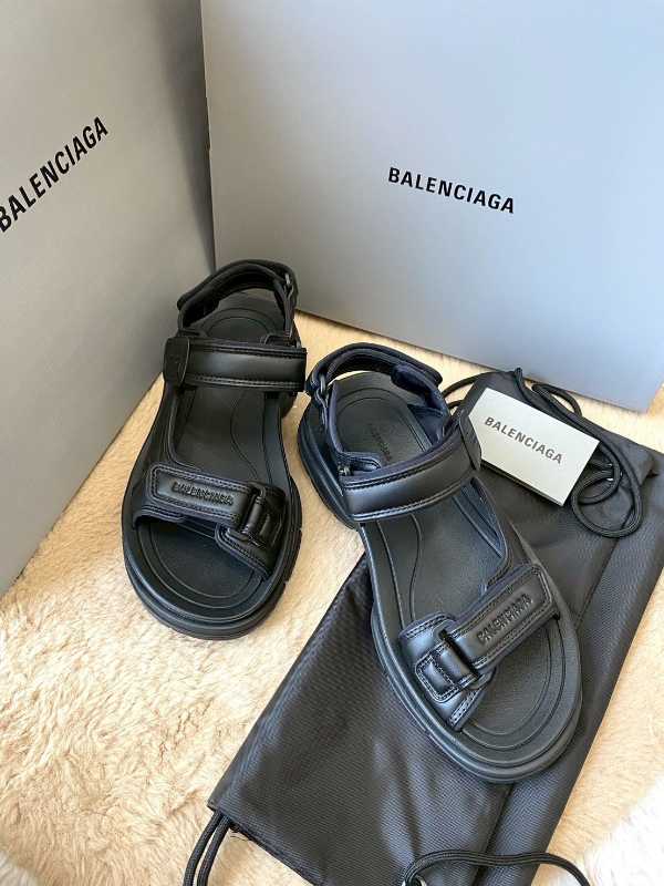 maiam BALENCIAGA TOURIST SANDALロゴサンダル Balenciaga Tourist Sandals | Saks Fifth Avenue