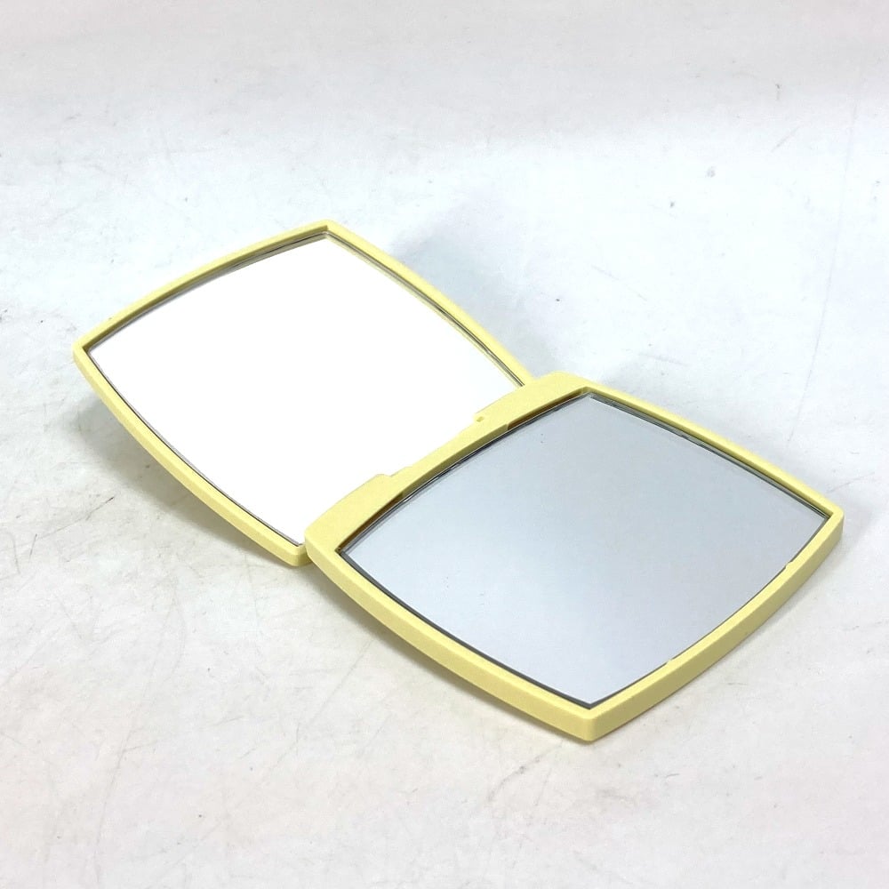 Chanel Miroir Double Facettes Limited-Edition Mirror Duo 129 Ovni