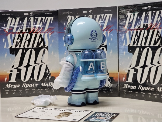 เช็คการ์ด) Pop Mart Uranus (Mega Space Molly Planet Series Fiqures