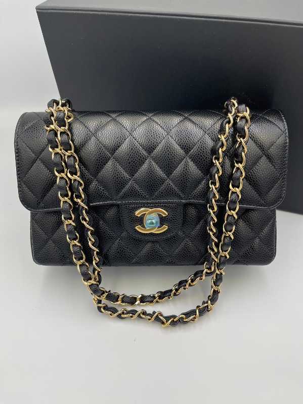 SASOM  กระเป๋า Chanel Small Classic Handbag 9 In Grained Calfskin