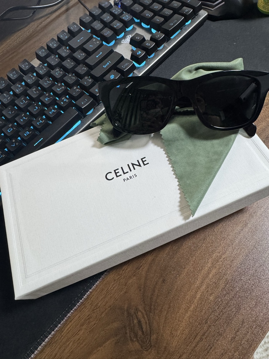 ★ CELINE ★ MONOCHROMS 05 サングラス Monochroms 05 square sunglasses with strap in black - Celine