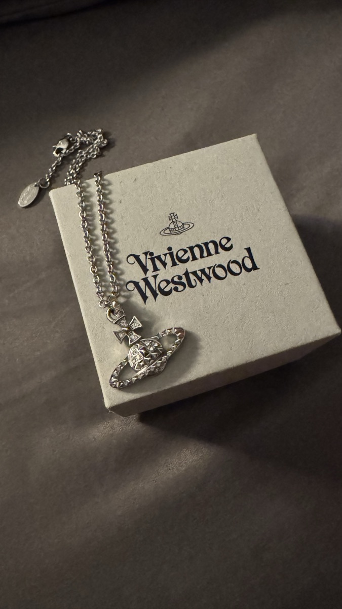Vivienne Westwood ネックレス MAYFAIR BAS RELIEF 630203EG Mayfair Bas Relief Pendant Necklace in RHODIUM-CRYSTAL