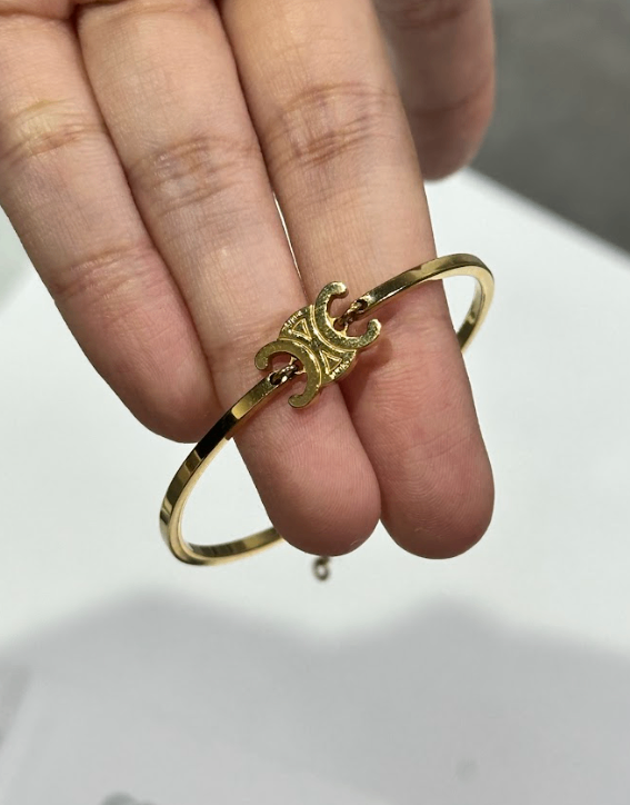 ブレスレット CELINE Triomphe asymmetric in brass cuff with gold finish Celine Triomphe Asymmetric Cuff In Brass With Gold Finish Gold