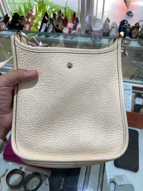 優雅な刺繍【HERMES】Chapitre HカヴァリエPMポーチ ポーチ 《シャピートルH・キャヴァリエ》刺繍入り PM | Hermès