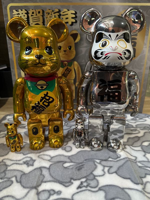MEDICOM TOY - 2体セット BE@RBRICK MANEKINEKO DARUMA 金 銀 BE@RBRICK MANEKINEKO DARUMA SET – uk.bape.com