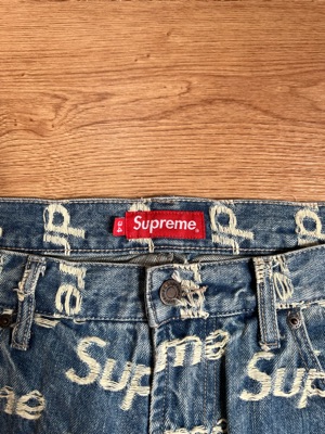 ช้อป Supreme Frayed Logos Regular Jean Blueของแท้ที่ SASOM ช้อป Supreme Frayed Logos Regular Jean Blueของแท้ที่ SASOM