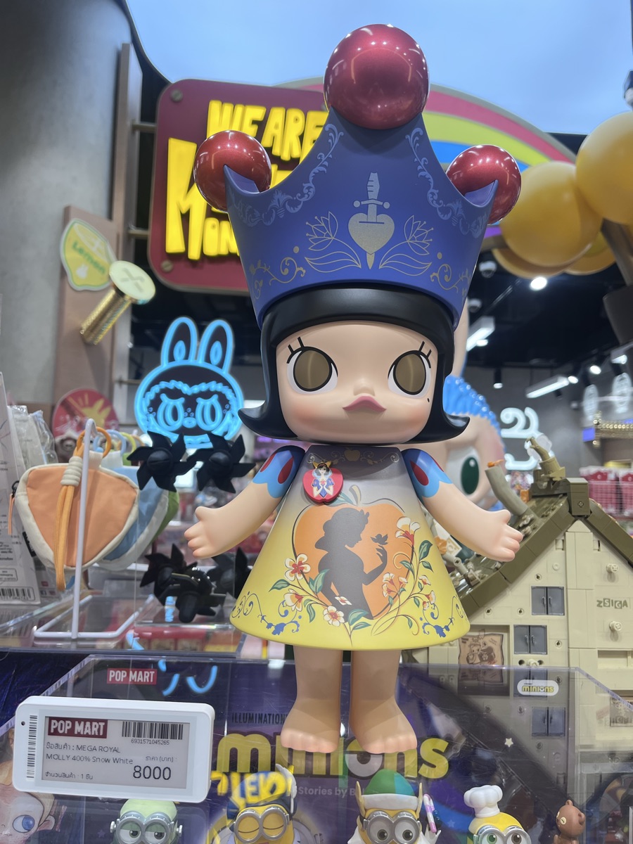 その他 POPMART Mega  Molly Snow White 400% MEGA ROYAL MOLLY 400% Snow White - POP MART (Belgium)