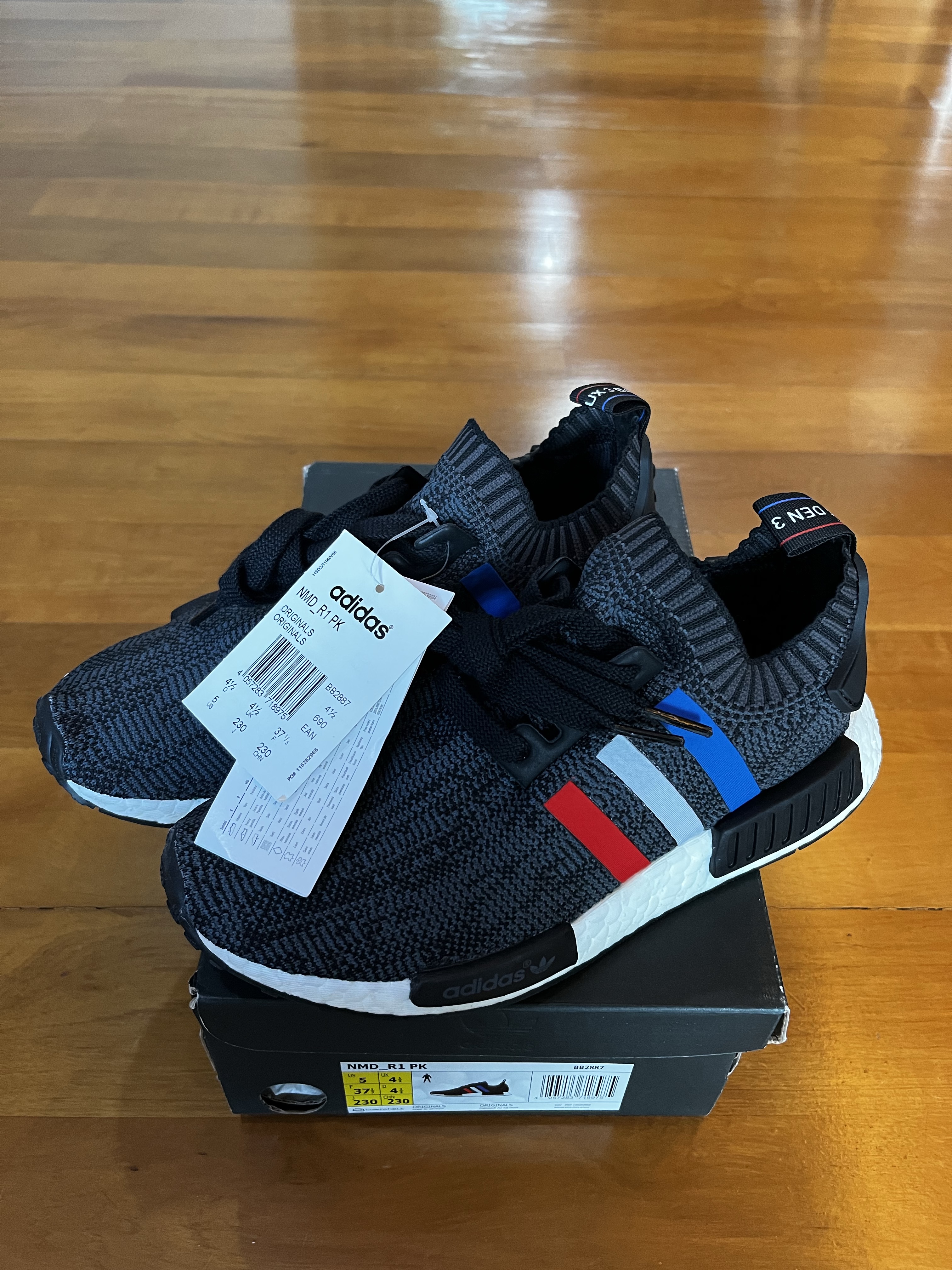 Nmd r1 hotsell tri color