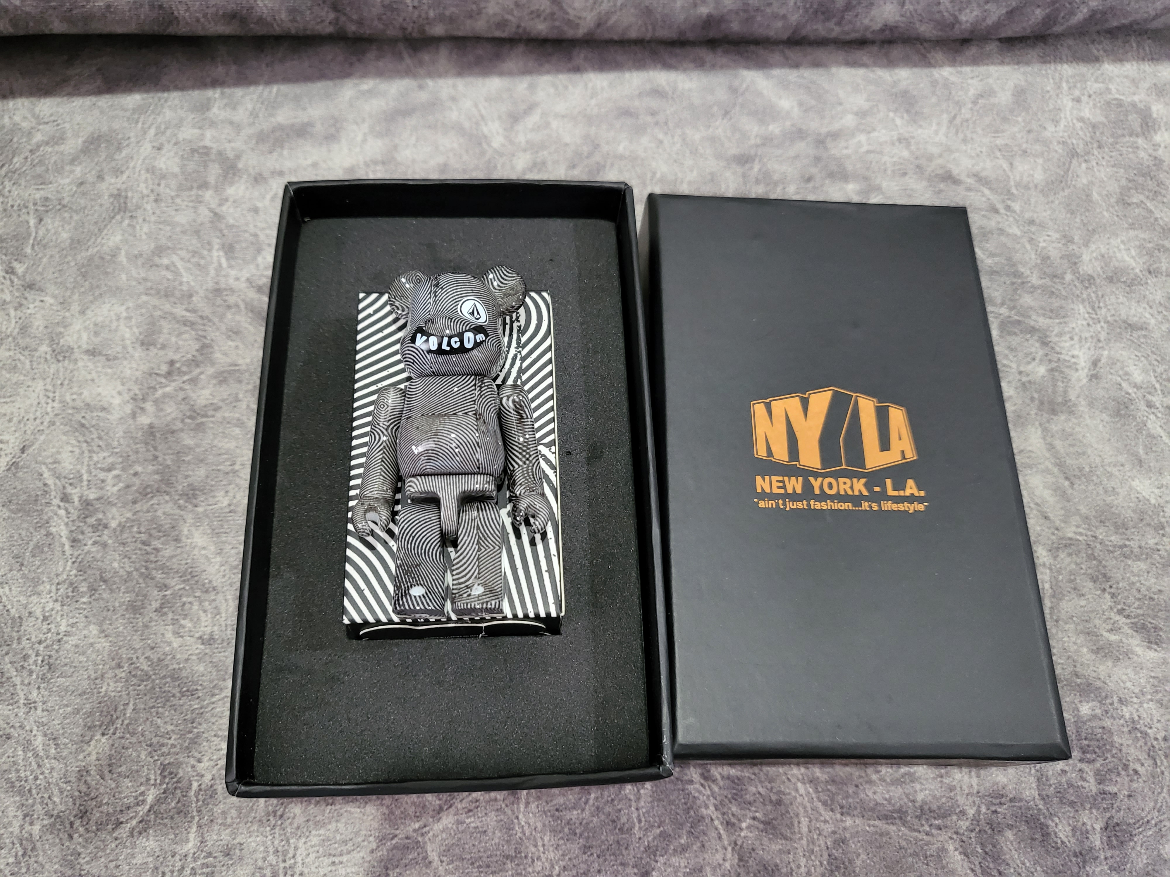 & 100% BE@RBRICK VOLCOM Bearbrick 400% Volcom | × Medicom 30th 