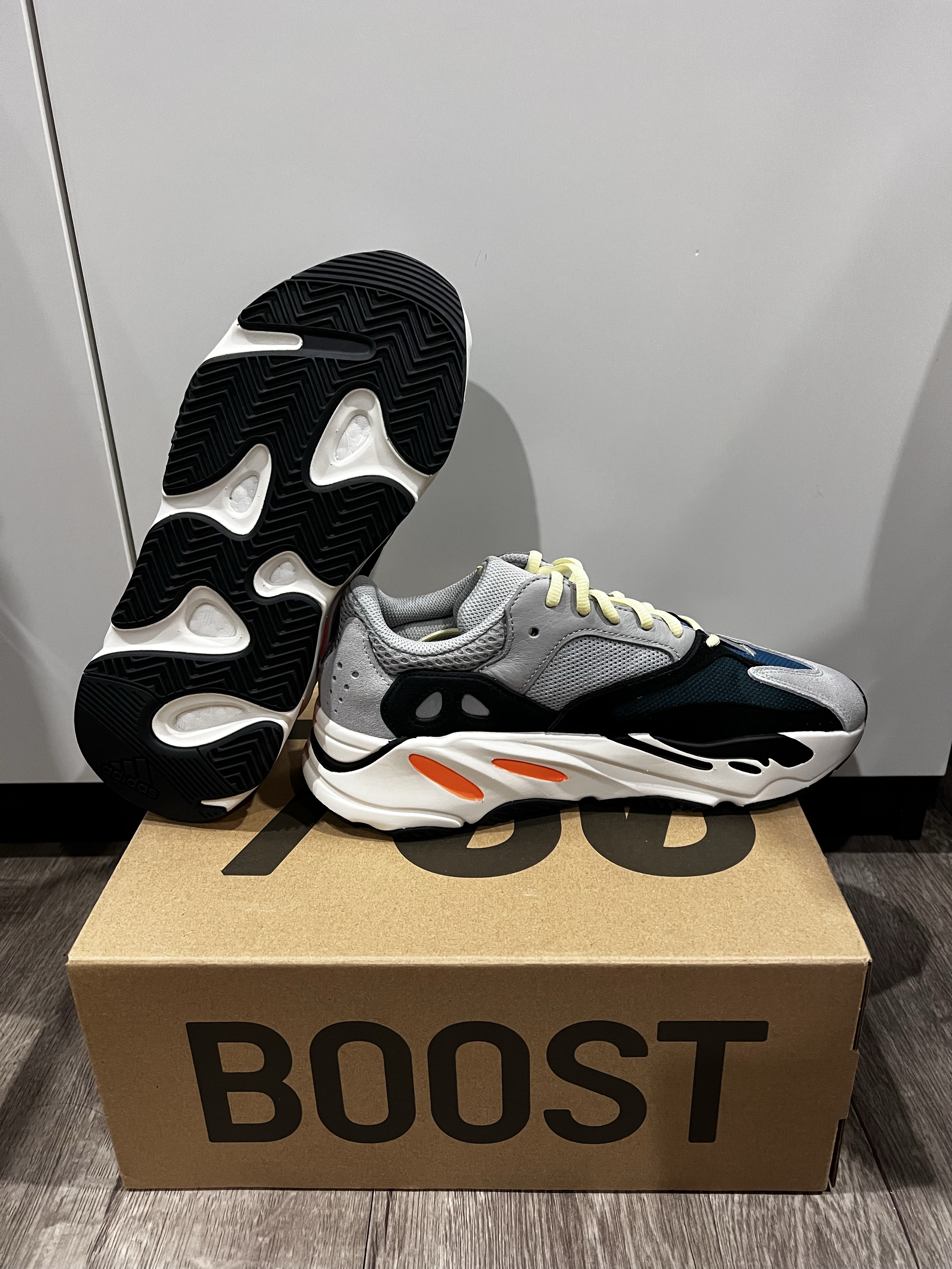yeezy wave runner 700 size 9
