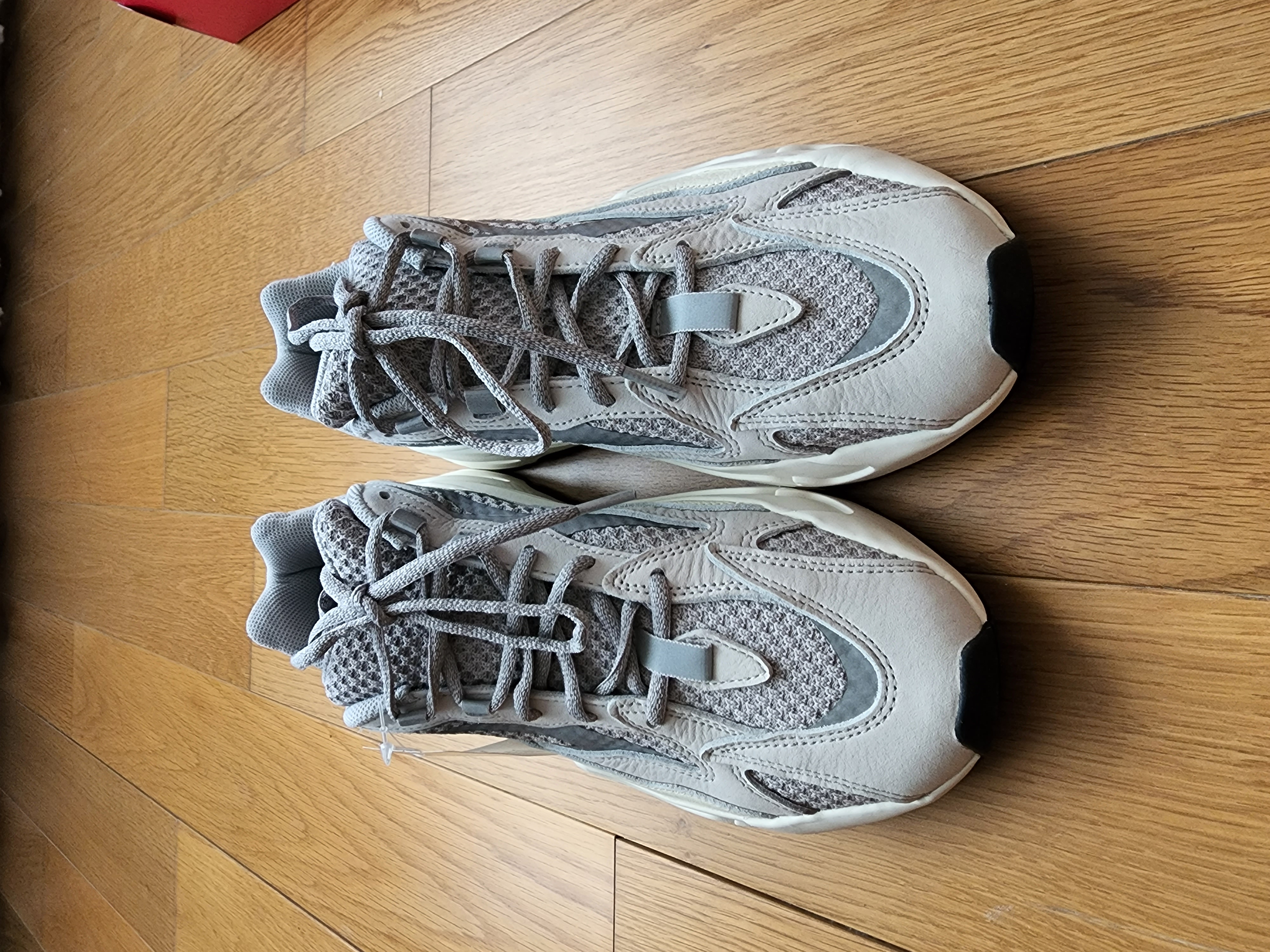 Yeezy 700 hot sale static retail