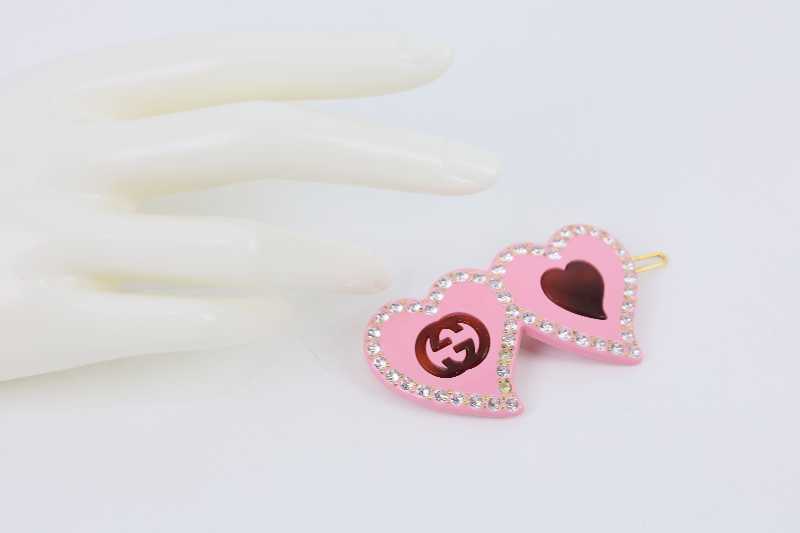 Gucci Hair Clip With GG And Hearts In Pink Resin Two Heart  display picture 3