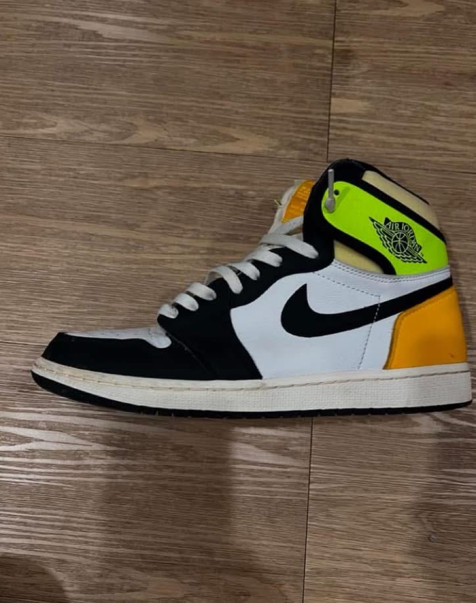 jordan 1 gold volt on feet
