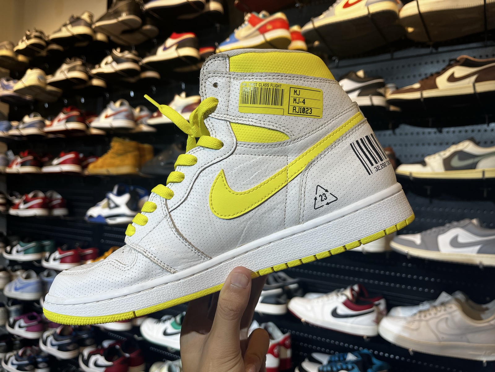 สนีกเกอร์ Jordan Retro High OG First Class Flight SASOM