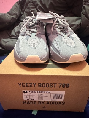 yeezy 700 inertia precio