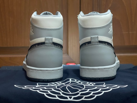 สนีกเกอร์ Jordan Retro High Dior ซื้อ-ขายของแท้