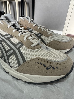 ★送料・関税込★ASICS★GEL-1090 V2★CREAM/CLAY GREY GEL-1090v2 | Unisex | Cream/Clay Grey | Sportstyle Shoes