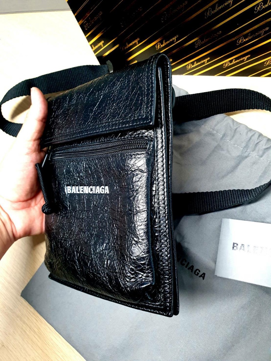 バッグ Balenciaga BB Accessory Poach Leather Explorer leather pouch with strap in black - Balenciaga