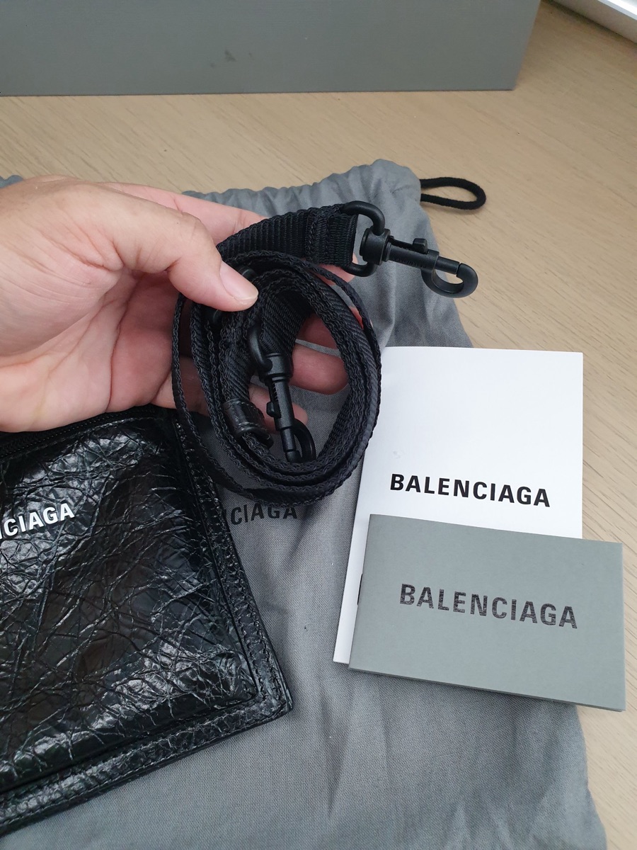 バッグ Balenciaga BB Accessory Poach Leather Explorer leather pouch with strap in black - Balenciaga